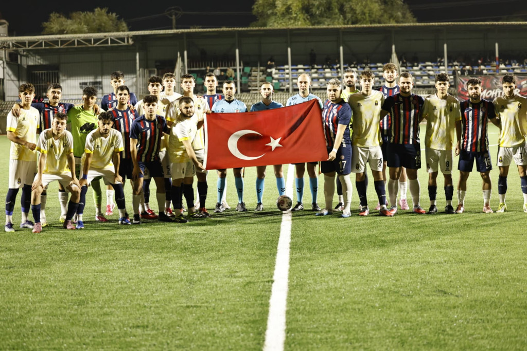 Önce Cumhuriyet'i kutladılar sonra maç yaptılar!