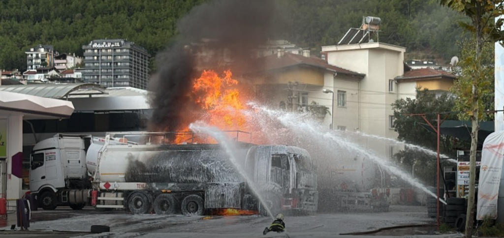Akaryakıt istasyonunda patlama; 1 ağır yaralı