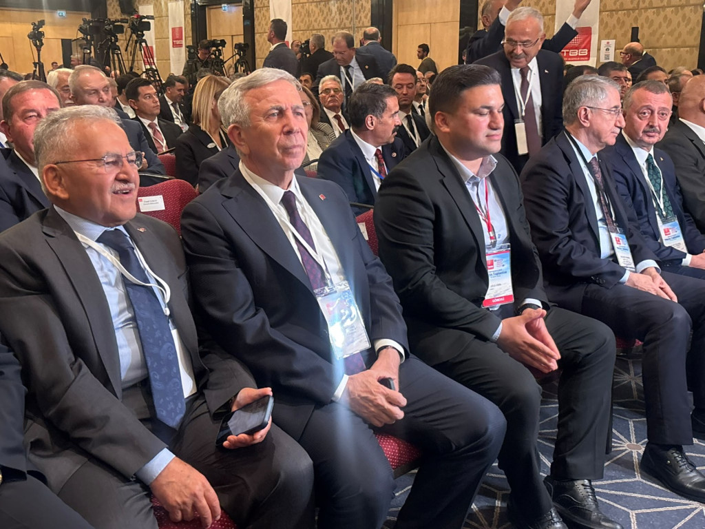 Mansur Yavaş da salona geldi