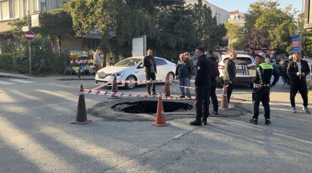 Ana caddede yol çöktü, trafik aksadı