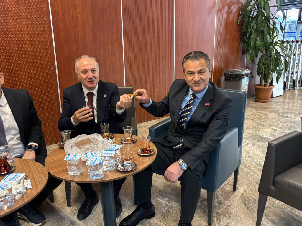 İzmit’te dikkat çeken görüntü: “Simitimiz bile ortak”