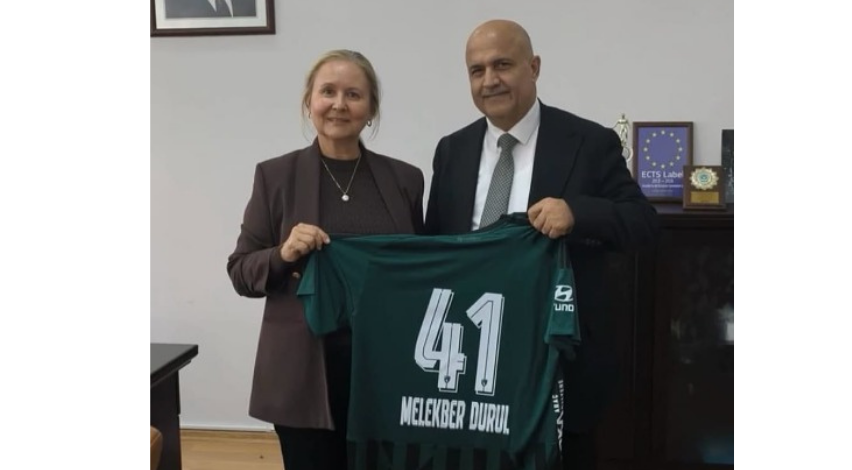 Durul’dan Dekan eşine Kocaelispor forması