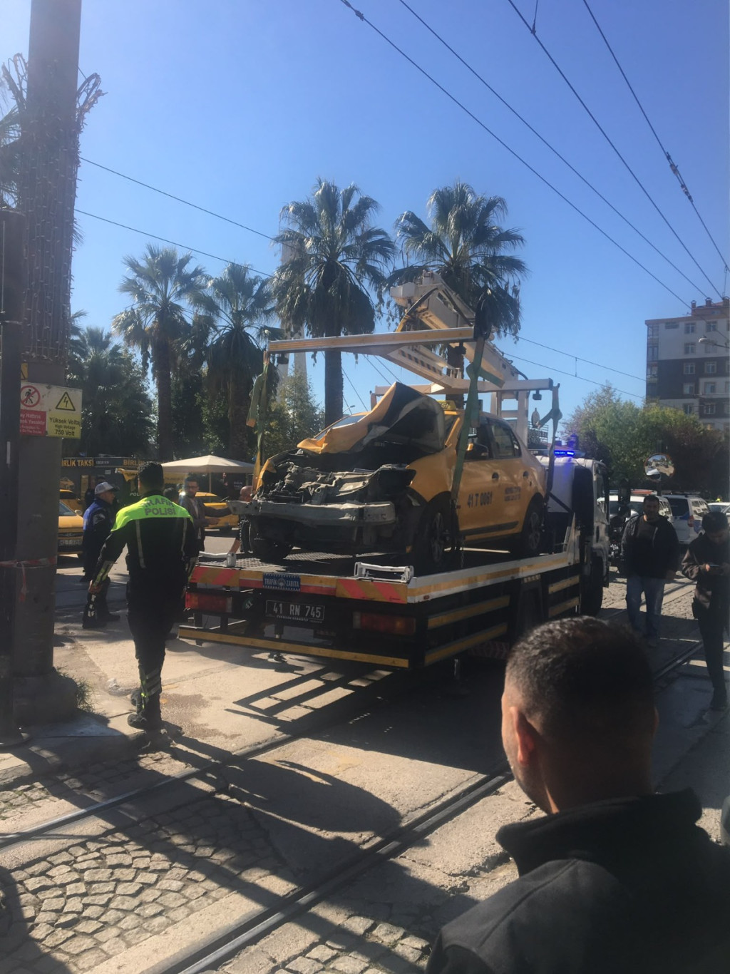 İzmit’te tramvayla taksi çarpıştı!