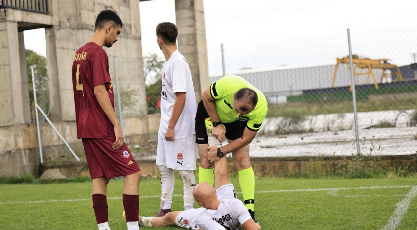 Futbolcuya ilk müdahale hakem Zülfikar Akça’dan!