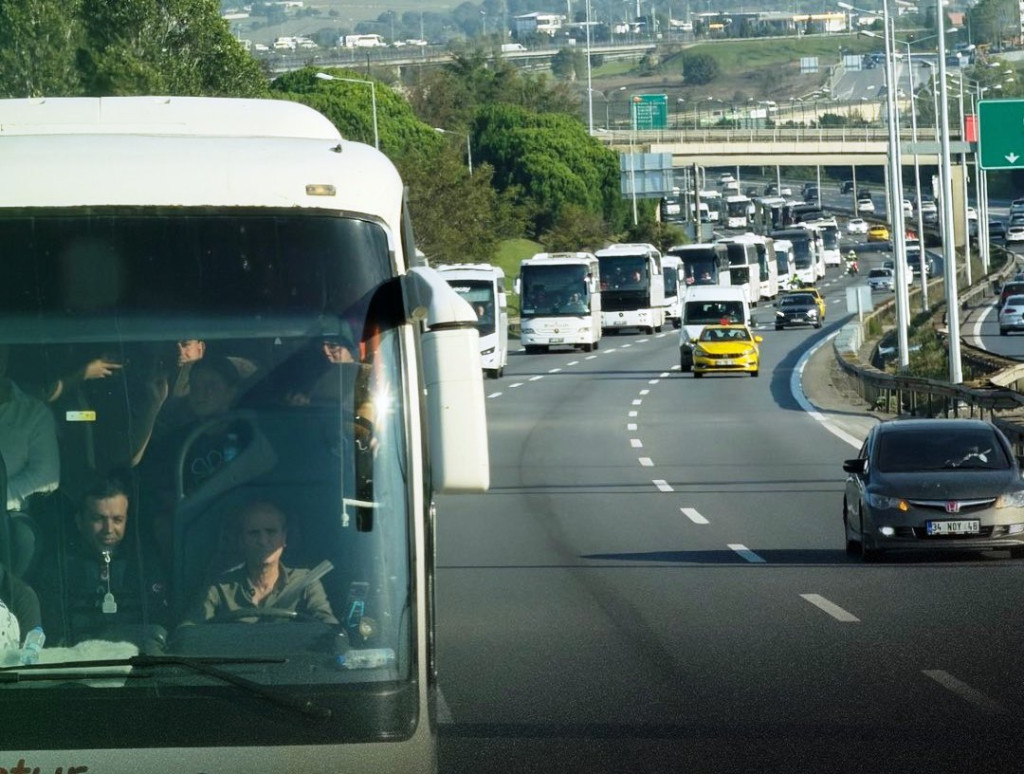 Hodri Meydan otobüsü kaza yaptı! 