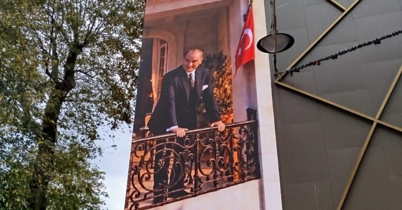 Ulu Önder Atatürk balkona çıktı, İzmitlileri selamladı!