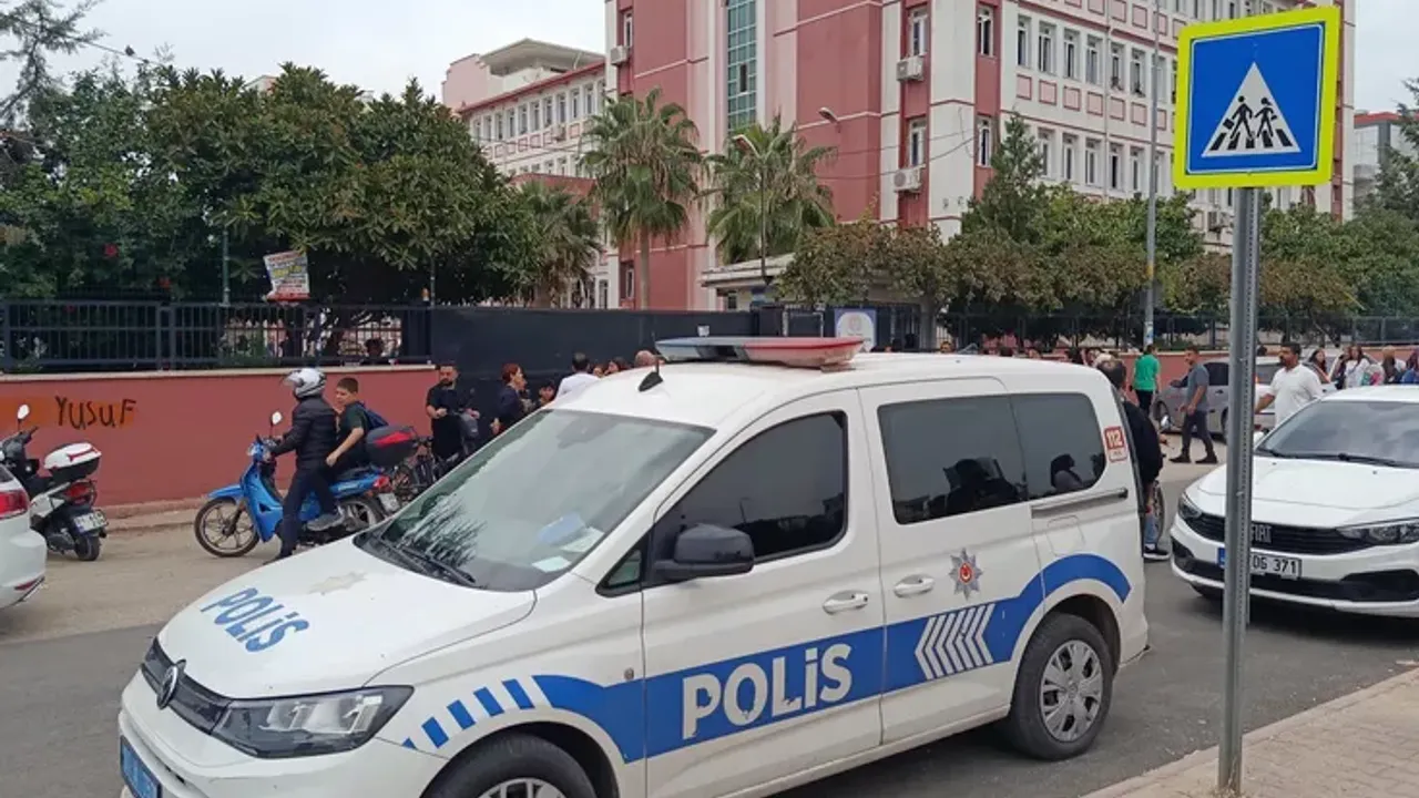 Ortaokulda kız öğrenci sınıf arkadaşını bıçakladı! 