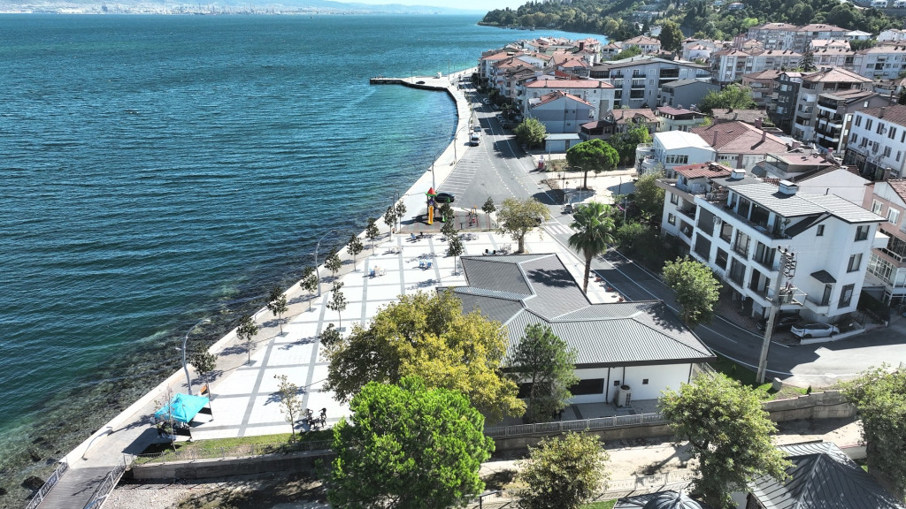 Gölcük Ulaşlı Sahili yeni görünümüne kavuştu