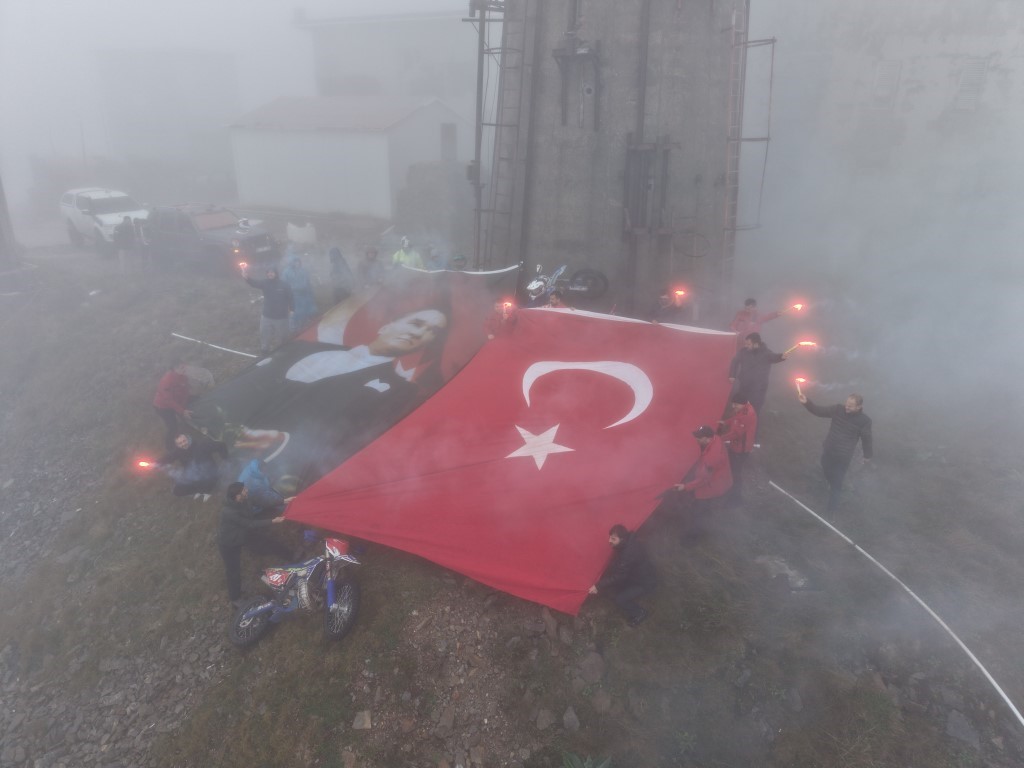 Ay yıldızlı bayrak karadan ve sudan zirveye ulaştı