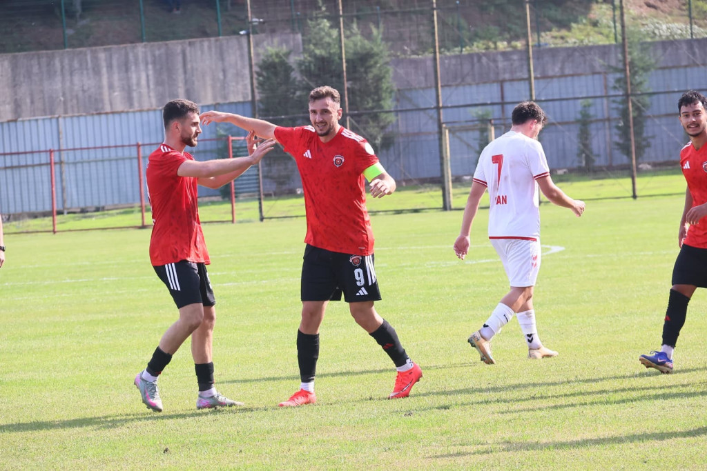 Gölcükspor'da Orhan Yüksel veErdin Üzer sevinci