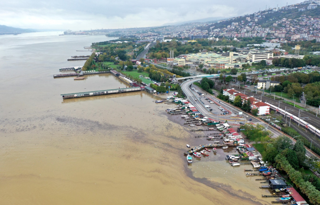 İzmit Körfezi’nin rengi değişti!