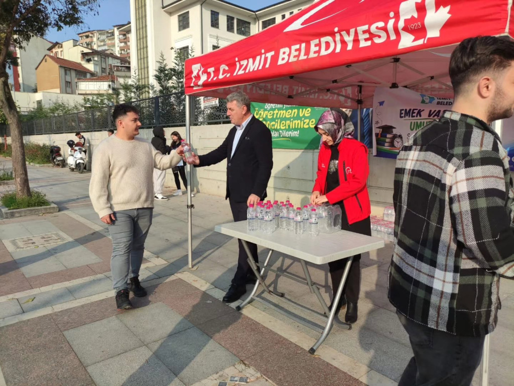 İzmit Belediyesi’nden KPSS adaylarına su ikramı