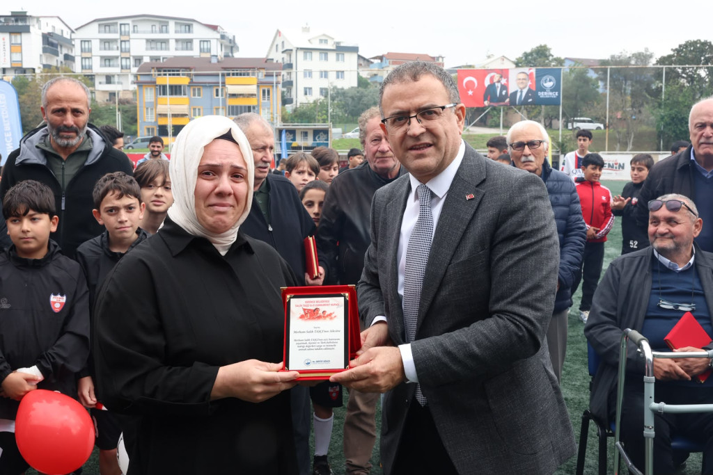 Babasının plaketini ağlayarak aldı