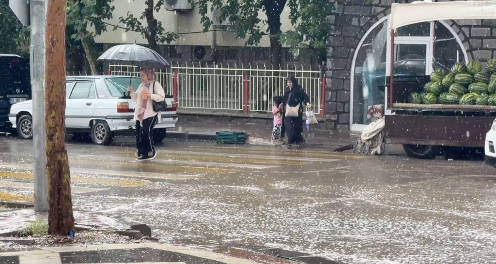 Sağanak yağış hayatı felç etti