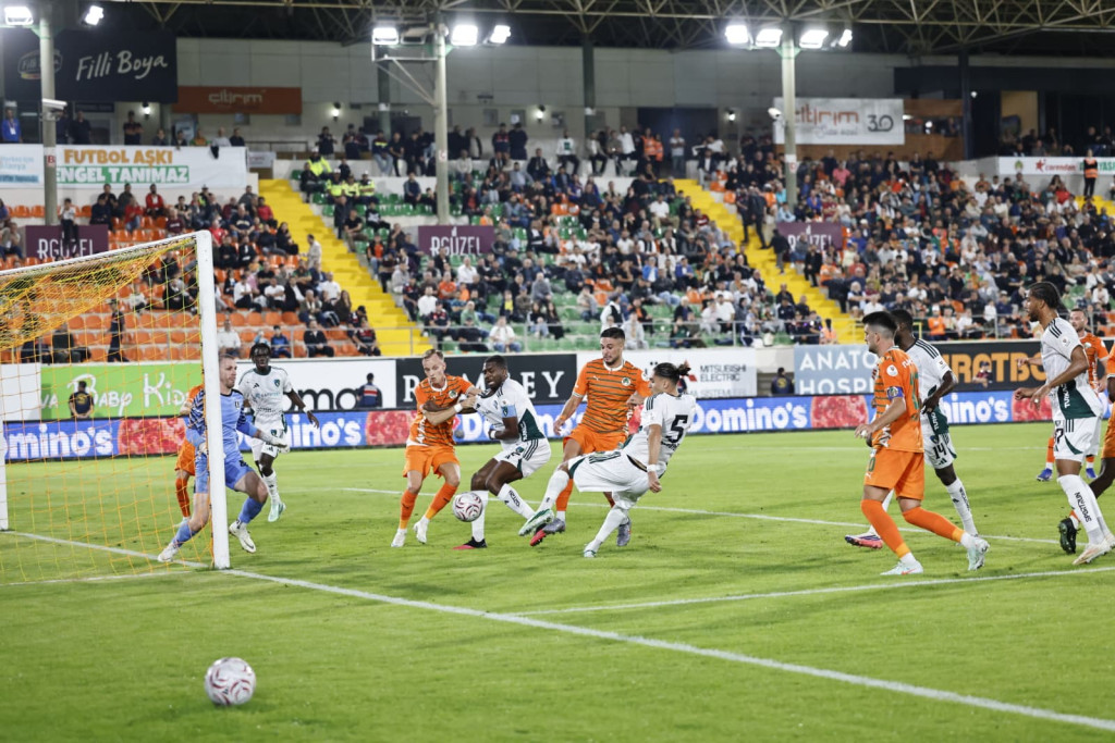 Kocaelispor – Alanyaspor maçının ilk yarısı sona erdi