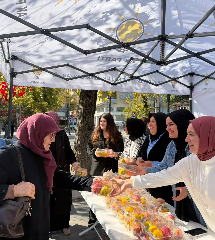 AK Parti İzmit İlçe Kadın Kolları’ndan Dünya Gıda Günü’nde meyve ikramı
