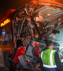 Otobüs üst geçide çarptı! 