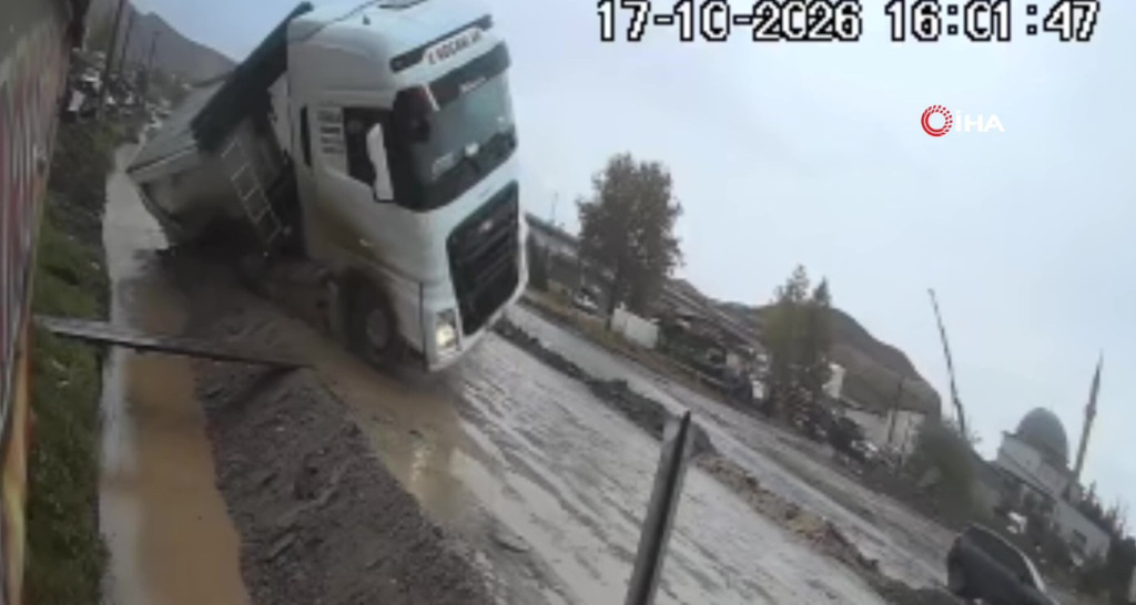 Yol vermek isterken kanala devrildi!
