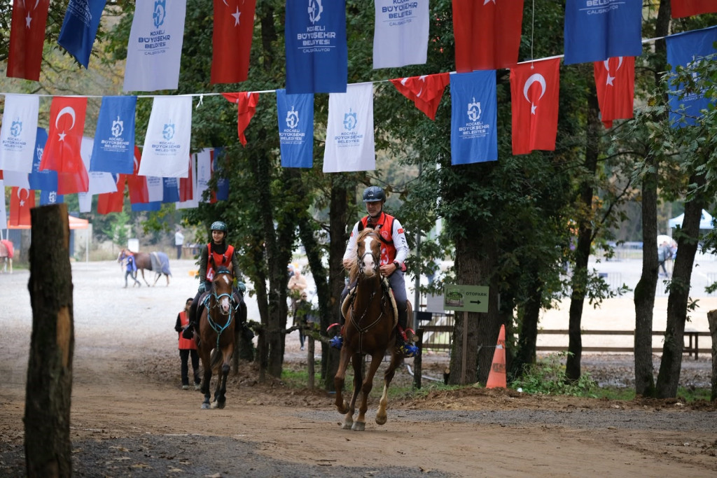 Kocaeli’de 117 binici dörtnala dayanıklılık sınavı verdi