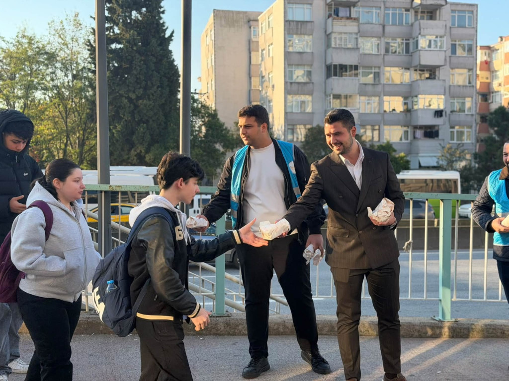 AK Gençlik’ten sabah ikramı