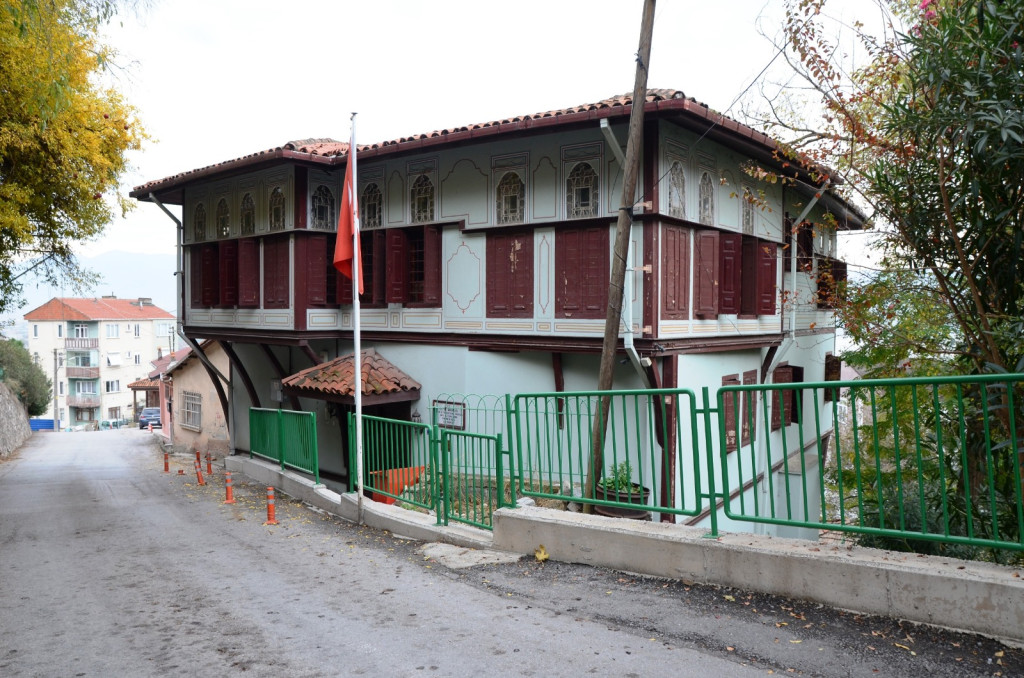İzmit’in ortasında 250 yıllık sır! Herkes önünden geçiyor