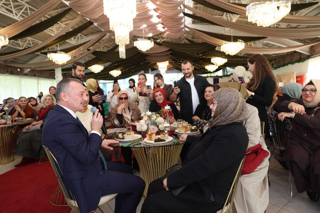 Büyükakın’ın annesi neden tek başına geldiğini açıkladı:“Oğlumu göremiyorum ki!”