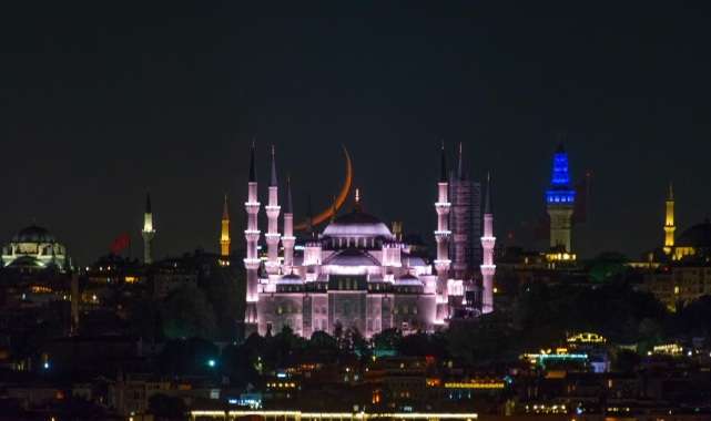 İstanbul'da hilal, Sultanahmet Camii ile buluştu